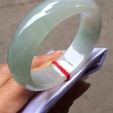 翡翠A货：冰种.贵妃手镯.冰润通透.种老起光.水头十足.小圈.小手福利版型好.完美无瑕.尺寸：52.