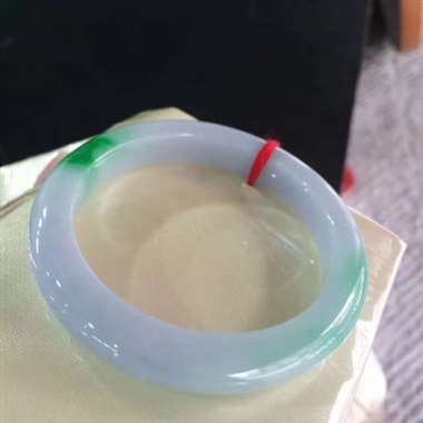 正装飘辣绿镯，鲜艳亮丽，水润细腻，完美