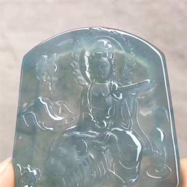 L冰种满蓝紫《文殊菩萨》。油润细腻冰透起钢光，水润怡人，完美