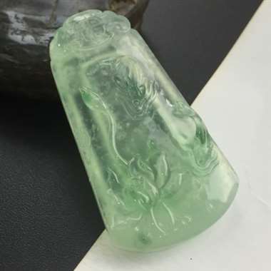 冰种晴绿完美龙牌。有种有色,尺寸:48.5-26.7-7.5 冰种晴绿完美龙牌。有种有色,尺寸:48.5-26.7-7.5