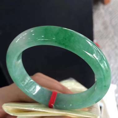 正装满绿镯,水润清爽,完美 正装满绿镯,水润清爽,完美