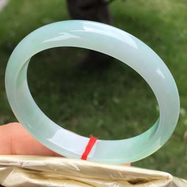 豆绿贵妃，尺寸52.9-12.0-6.2，水润细腻，颜色亮丽，底子干净清爽，完美