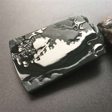 冰种墨翠完美佛祖，黑度够黑，打灯通透阳绿，纯手工打造，雕工精湛。尺寸：58.7-37.2-8.7
