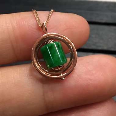 满绿路路通项坠，路路畅通，时来运转，色阳，底庄细腻，完美，18k金镶嵌，可360度旋转，精心设计，低