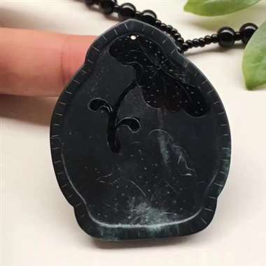 6⃣️墨翠种水非常好，精致雕工，自然光下黑，完美无裂，表面黑光亮起油，打灯透帝王绿，送