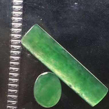 阳绿水滴，尺寸：25.5*6.4*2.6mm,8.9*7.1*2.7mm，完美，种水俱佳，满色阳绿，