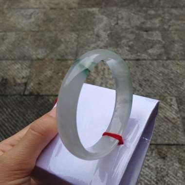 缅甸翡翠A货,冰种飘花手镯,完美性价比超高,上手效果更好,手慢无货啦。小手的福利。 缅甸翡翠A货,冰种飘花手镯,完美性价比超高,上手效果更好,手慢无货啦。小手的福利。