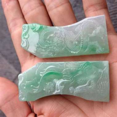 冰种飘绿，一对龙凤吊牌，龙凤呈祥 成双成对 冰糯带色巧雕牌子 尺寸：凤60.7x26.4x9.6mm