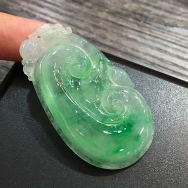 冰带绿如意，完美色阳，水头足，饱满细腻，有丁点微纹，上身效果好，推荐，尺寸42.9*23.7*5.2