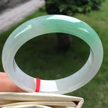 正圈，飘绿，尺寸57.3-13.5-8.0，水润细腻，颜色亮丽，完美