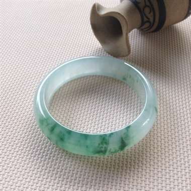 56.8正装，起光绿花正装镯，满圈荧光起，冰透水润，绿花轻盈飘逸，自然洒脱，上手美艳！