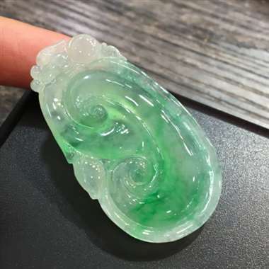 冰带绿如意，完美色阳，水头足，饱满细腻，有丁点微纹，上身效果好，推荐，尺寸42.9*23.7*5.2