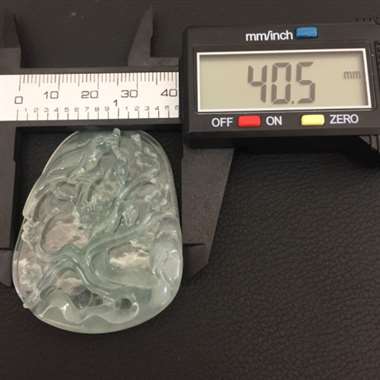 黄绿喜鹊，喜上眉梢，雕工精湛，料细物美。