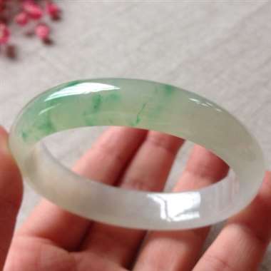 高冰飘花贵妃手镯，有纹无抠，极不明显，打灯才可见